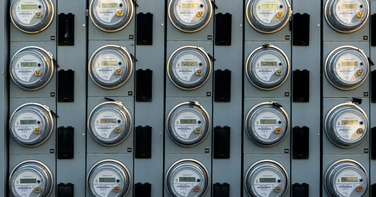 Panel con decenas de contadores eléctricos digitales instalados en filas, como en el cuarto de contadores de un edificio.
